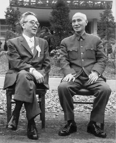 陈寅恪跪拜王国维、胡适在蒋介石面前的二郎腿……那个时代书生的姿势
